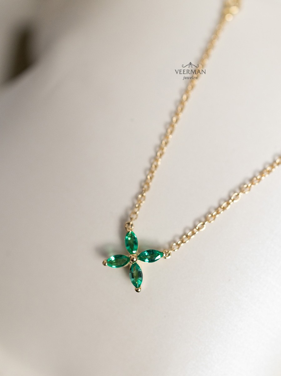 Collier geelgoud met smaragd bloem