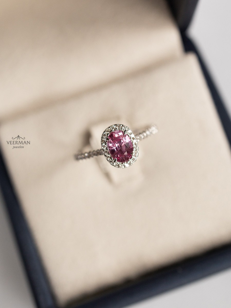 Witgouden entourage ring met roze saffier